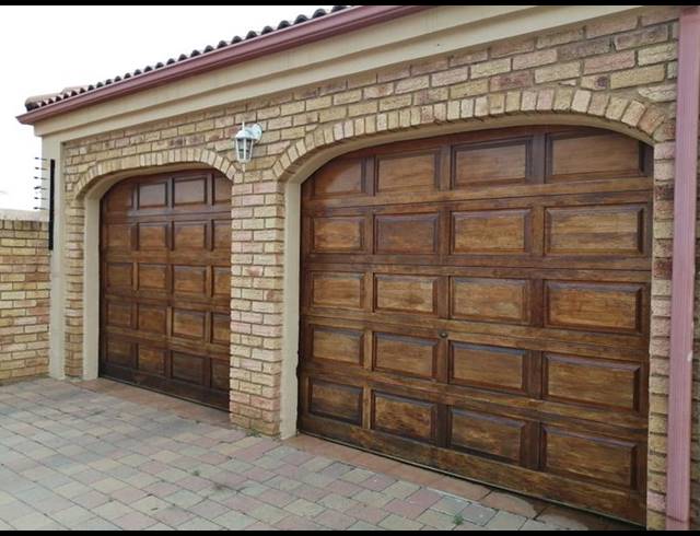 6 BEDROOM TOWNHOUSE FOR SALE IN SELCOURT